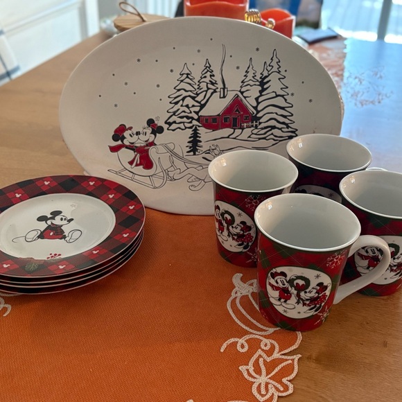 Disney Holiday Dining Set - Picture 4 of 8